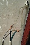 壁から電話線